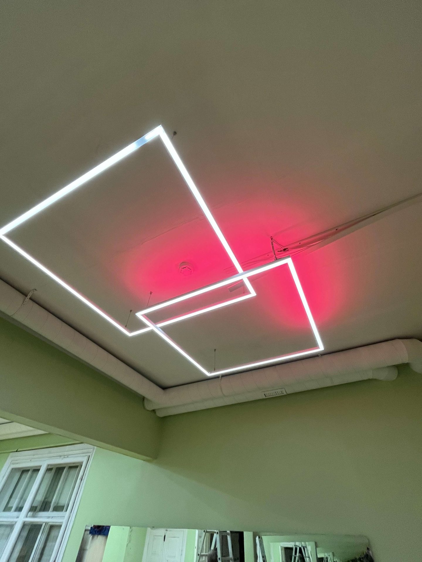 LED apšvietimas „Žalianamio“ pirmame aukšte: individualūs rėmai kiekvienai patalpai
